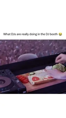 So this is why we say DJs are cooking 😂 #edm #edmmusic #electronicdancemusic #dj #memes