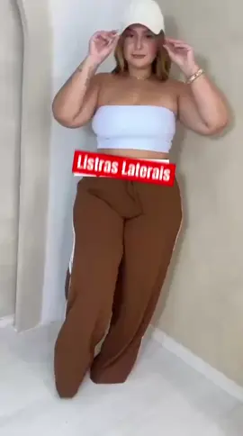Calça Pantalona Plus Size Crepe Duna Listras – Conforto, Estilo e Modelagem Perfeita Se você veste do 44 ao 52 e busca uma peça moderna, confortável e versátil, essa calça é para você! Confeccionada em tecido crepe duna, com duas listras brancas 3D laterais, ela traz um toque esportivo e estiloso para o seu look.   Destaques que você vai amar:   - Tecido crepe duna: leve, macio, não amassa e não encolhe  (trabalhamos com o melhor tecido do mercado) - Elástico na cintura com bastante elastano para ajuste perfeito - Modelagem pantalona que alonga a silhueta e valoriza suas curvas - Bolsos laterais para mais praticidade   Numerações disponíveis:   • GG: veste bem do 44 ao 46 • G1: veste bem do 46 ao 48  • G2: veste bem do 48 ao 50  • G3: veste bem do 52 ao 54    A modelo Andressa Maciel Veste: 50 Busto: 104 cm | Cintura: 95 cm | Quadril: 135 cm   Fabricação própria e exclusiva da Ray Plus Boutique Ideal para compor desde looks casuais até produções mais sofisticadas, combinando com blusas, croppeds ou camisas sociais. Ray Plus Boutique – mais de 10 mil peças Plus Size vendidas em 4 anos.Envio rápido | Estoque limitado   Garanta a sua agora e eleve seu estilo com conforto e elegância!