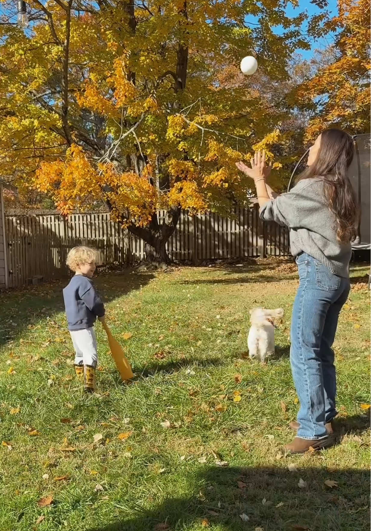 Sundays will forever be my favorite days. No plans, no problems. Gardening. Baseball. Playground. Coffee.  . . . #suburbia #familytime #momstyle #blundstone #blundstonepartner @Blundstone USA 