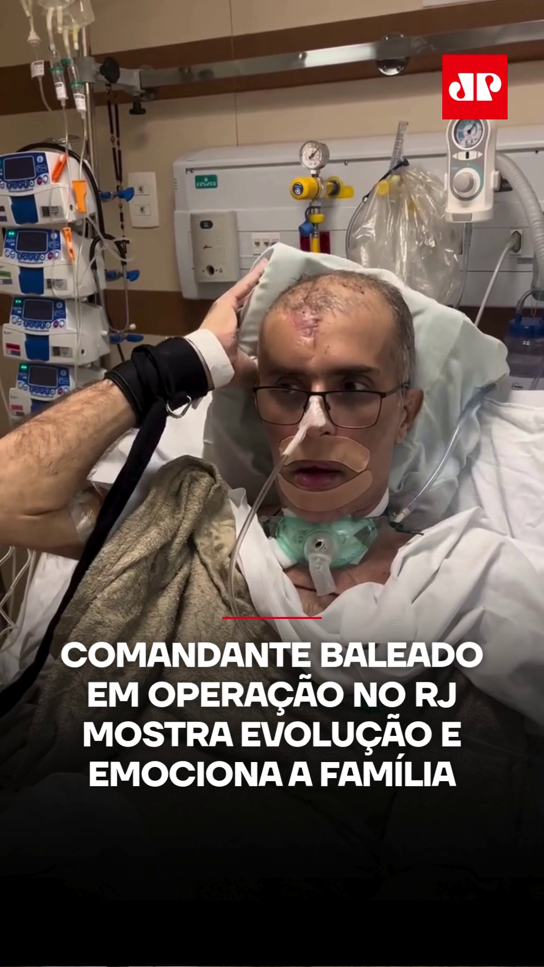 O comandante Felipe Marques, copiloto do Serviço Aeropolicial da Coordenadoria de Recursos Especiais (Core), foi baleado na cabeça durante uma operação na Vila Aliança, zona oeste do Rio de Janeiro, em março e, desde então, compartilha seus avanços na recuperação. Neste final de semana, a esposa de Felipe, Keidna Marques, compartilhou a evolução do marido reagindo a estímulos. 