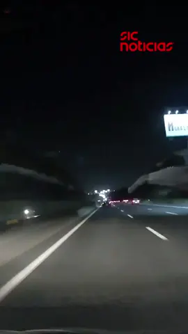 Multiplicam-se os registos do meteoro que iluminou o céu de Portugal ao início da noite deste domingo. O bólide, nome dado a meteoros particularmente brilhantes, foi visto em vários locais de Portugal e também em Espanha. Vídeo: Martim Gilberto #meteoro #portugal #sky #astronomia #sicnoticias