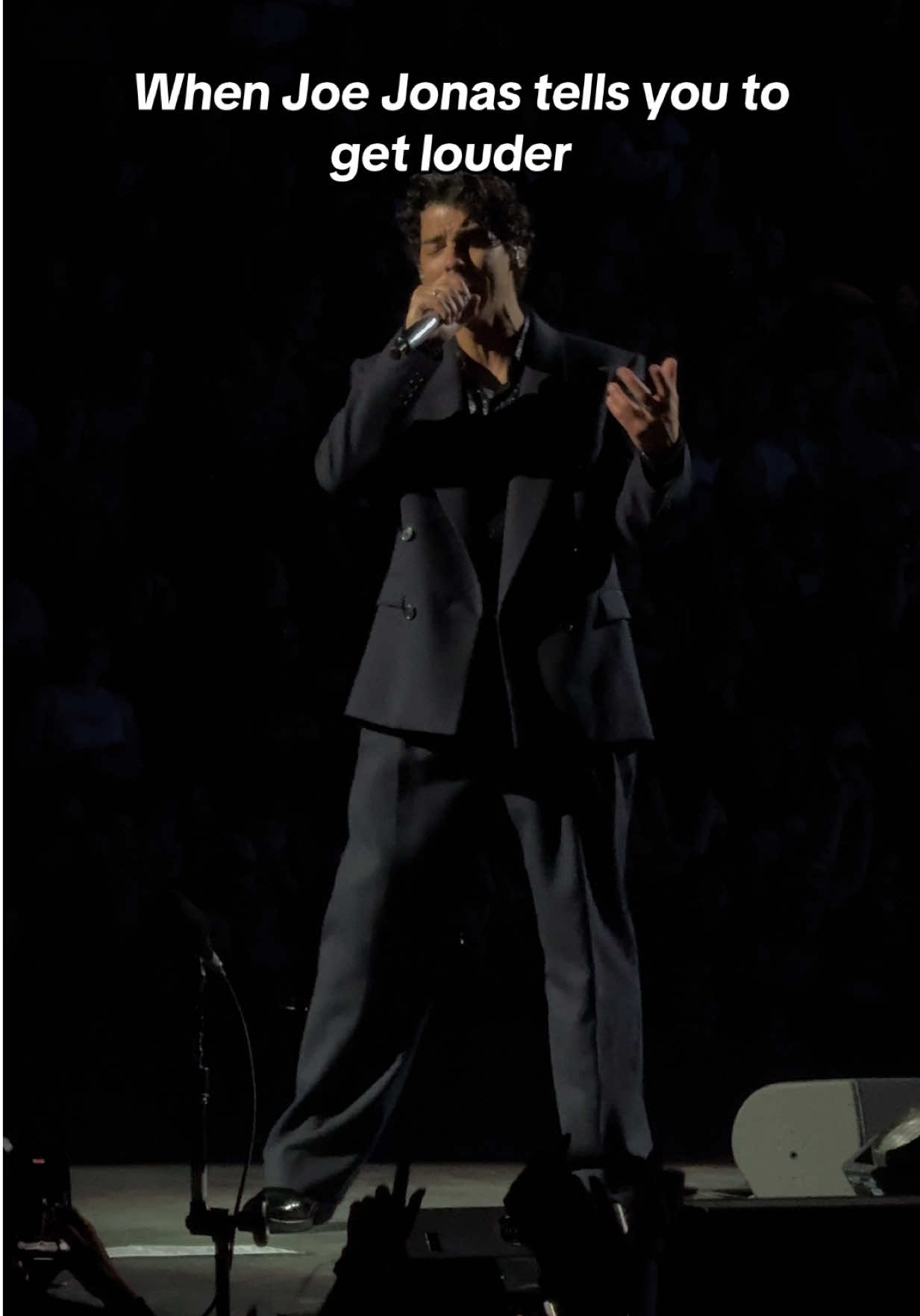 I KEEP GOING BACKWARDS… LOUDER!! #jonasbrothers #joejonas #jonasbrothersconcert #jonas20 #jonasbrotherstour 