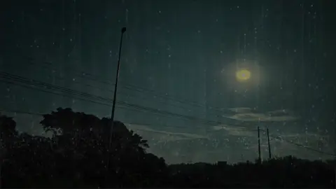 这个社会很开明, 离婚很正常。你如果有喜欢的男人,你爱人家就 不要让人家当第三者。即使你不爱我, 我依然是孩子的爸爸, 请你 尊重我, 我们好聚好散。 我不会纠缠不放, 只要你愿意坦白 我们就体面地结束。他能让你 放下家庭, 说明你确实动了真心。 人生很长, 没有谁离不开谁, 也不是所有人会一辈子只喜欢一个 人。但你可知道, 你云淡风轻地出轨,带给我的伤害,是我这一生 都难以走出的阴影。 你别看我表面平静, 就以为这事能翻篇, 我们能回到从前。其实根 本不是这样。你的出轨对我来说, 就像得了一场大病。伤口虽然缝 上了, 但有一根针,永远留在了我的身体里。 看到别人恩爱, 扎一下; 看到别人吵架, 扎一下; 夜里焦虑失眠的 时候, 再扎一下。 我曾天真地以为,我是你的偏爱和例外, 这辈子你就是我的归宿。 可现在面对你的背叛, 我需要多大的勇气去接受这个现实？ 那是一 种你永远无法体会的绝望。 #婚姻 #无缝衔接 #出轨背叛 #文案 #爱情 