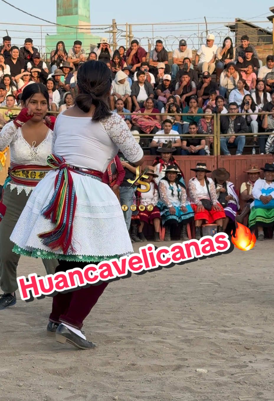 Ana curipaco de Huancavelica dejando todo en la cancha del Takanakuy 🔥👊#takanakuy #funny #tbt #tinkus #fyp 