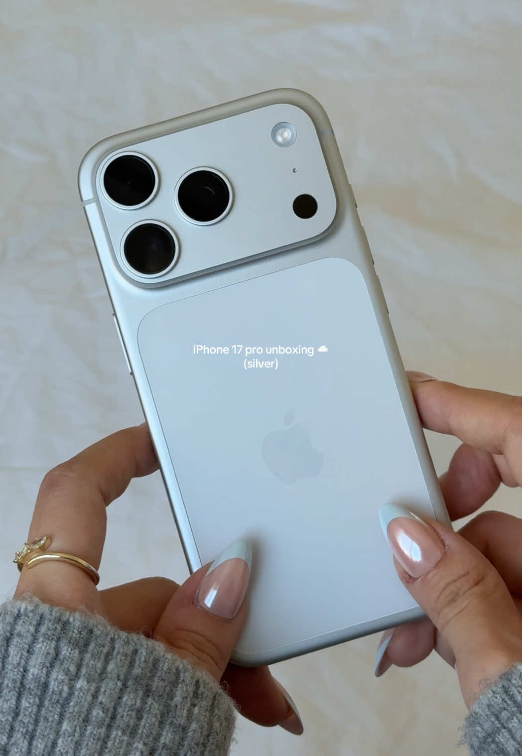 how sexy is the new iPhone 17 pro in silverrrr. the wait was worth it, the camera quality is insane insane work✨ @apple  #iphone17 #iphone17pro #iphoneunboxing #techtok #unboxing 