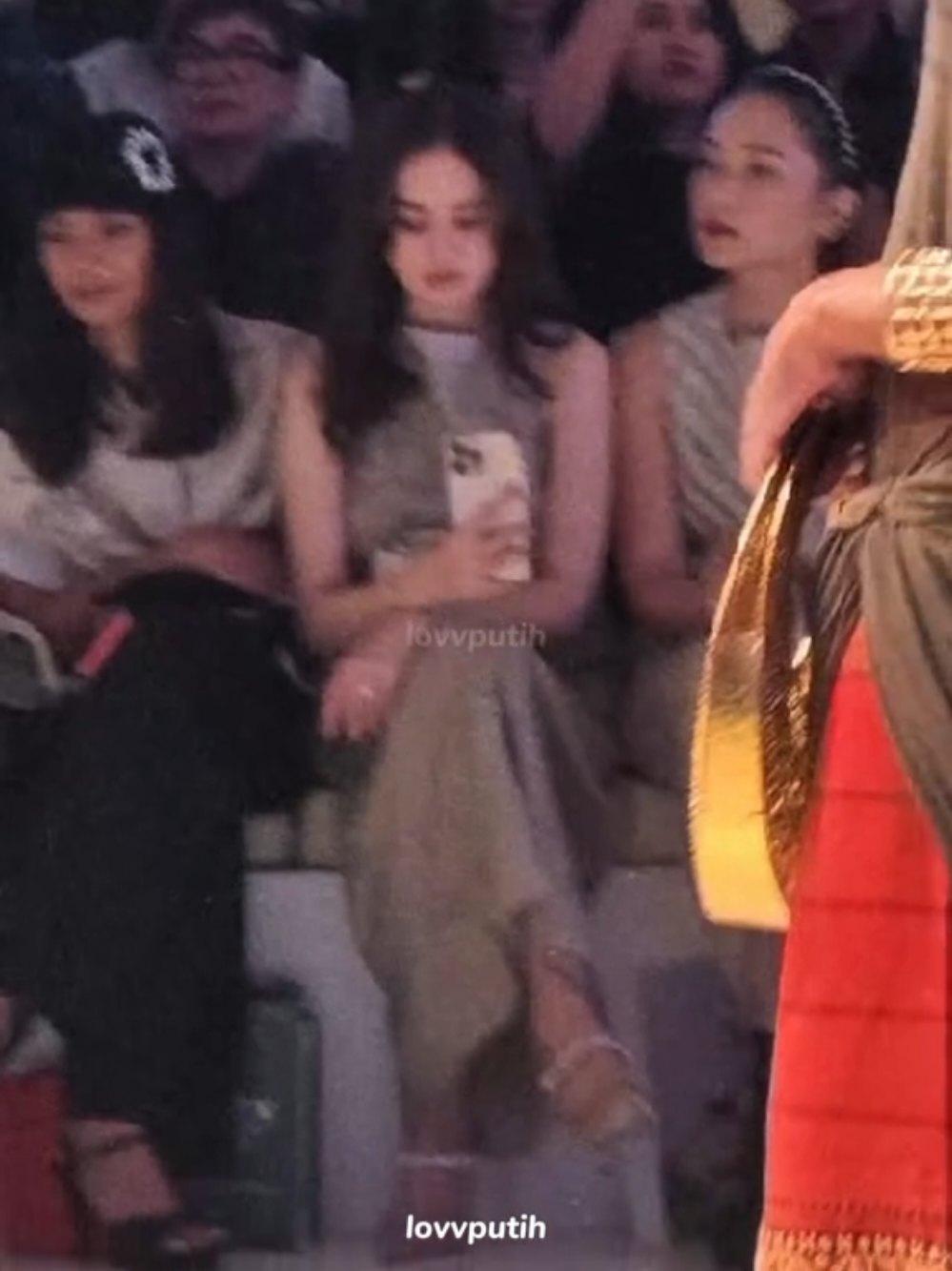 Syifa Hadju menghadiri Jakarta Fashion Week 2025✨️🥂 sumber : instagram teh oca, ruihanazawa, mrishiifood, tasya farasya, mellianaekaa, JFWofficial, and others #SyifaHadju #JFW #fyp 