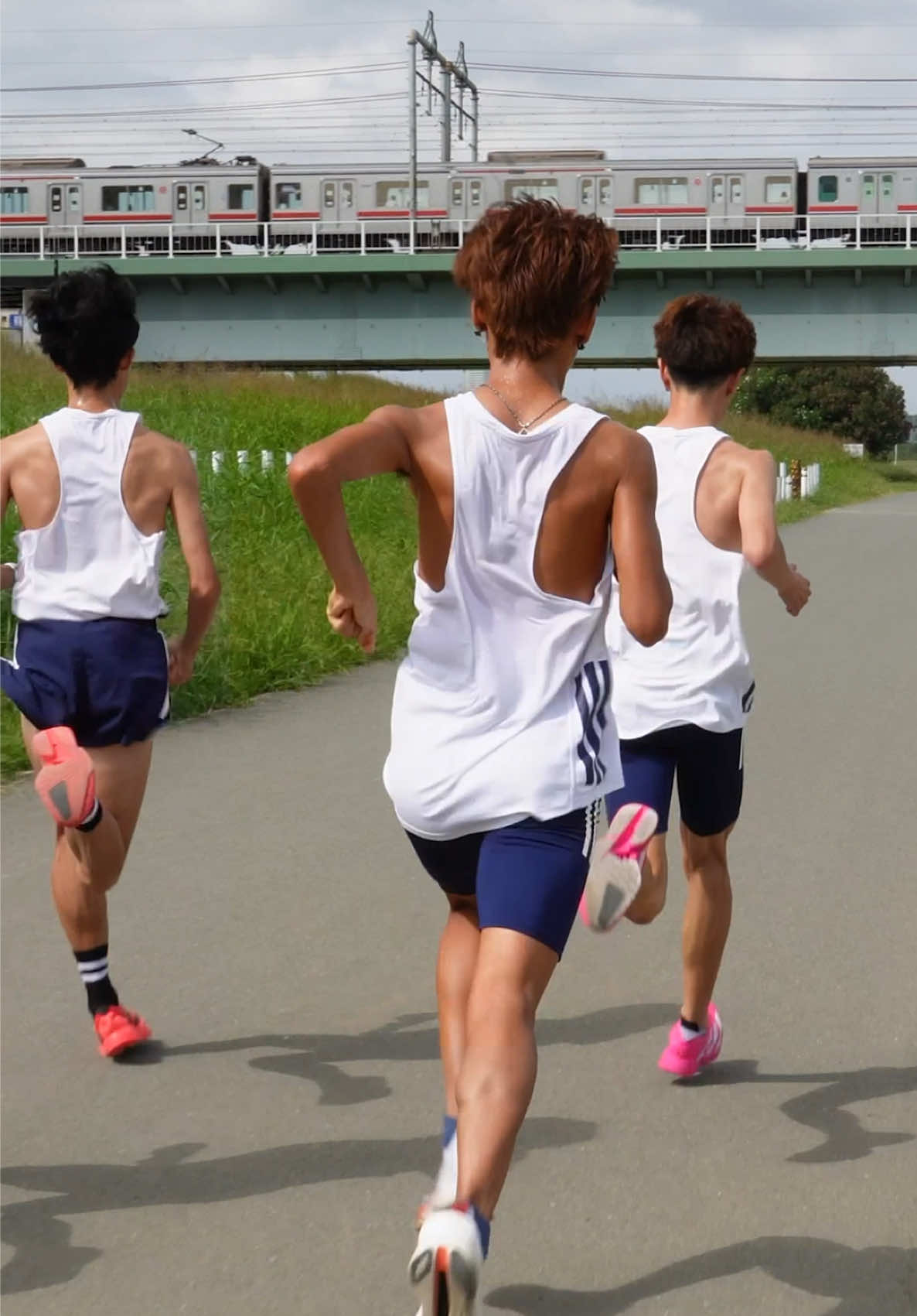 Tokyo 🇯🇵 fartlek (~2:55/km) with newly created professional running team @MABPマーヴェリック preparing for their first national Ekiden qualifiers