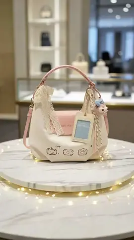 “Gaya simple tapi tetap kelihatan mahal itu nggak sulit 💕 Tas elegan ini beneran jadi pelengkap outfit yang bikin kamu tampil effortlessly classy setiap hari ✨ #taswanita #gayeelegan #tasviral2025#fyp #cuantanpabatas 