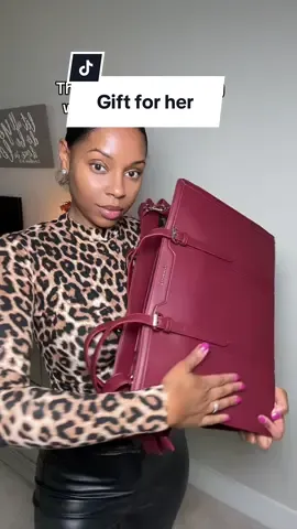 Treat yourself or wrap it up for her!! #lovevook #laptopbag #giftsforher #tiktokshopblackfriday #giftideas @Lovevook Bags @lovevook_official 
