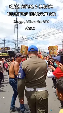 Minggu, 2 November 2025 simpang lima krian dipadati masyarakat yang ingin menyaksikan tradisi kirab penuh berkah ini. Kegiatan yang diikuti oleh delapan kelenteng dari beberapa wilayah ini sangat antusias disambut warga di sepanjang rute yang di lalui dari jalan basuki rahmat, stasiun krian, setiabudi hingga jalan ki hajar dewantara sebagai rute terakhir. Pertunjukan barongsai, wayang potehi, atau tarian tradisional juga kesenian lokal reog ponorogo dan jaranan turut menyemarakkan suasana perayaan. #fypviral  #klentengkrian  #barongsaikrian  #krian24jam  #kirabbudaya2025 