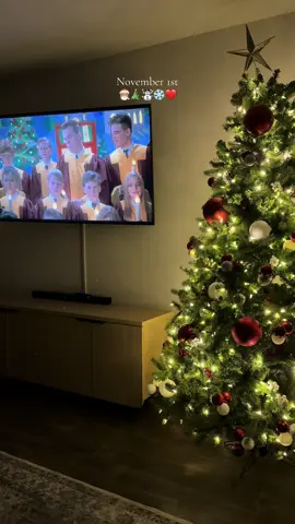 Shhh my favorite Christmas movie is on 🎅🏾🎄❄️☃️ #christmasdecor #november1st #christmasinnovember #christmastree #homealone 