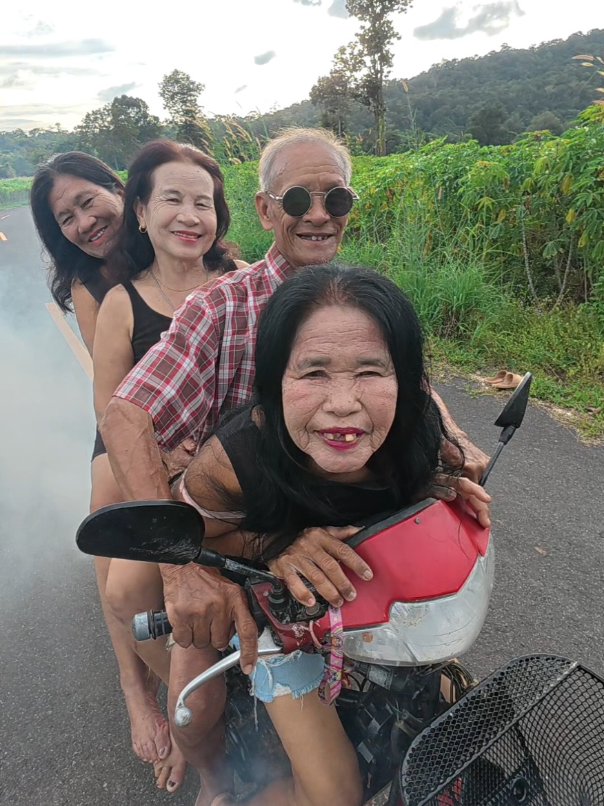 วัยรุ่นตาดูขาม โครตเท่ #คลิปตลก #ยายสิม #ยายอร #ยายหลอย #พ่อใหญ่เคน 