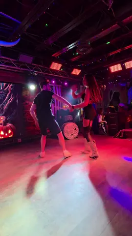 Country swing to a line dance song is top tier #countryswing #countryswingdance #barcoastswingdancing #swingdance #dancers 