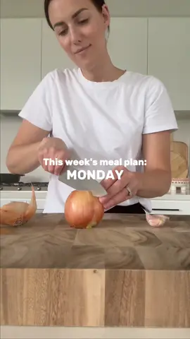 This time of year gets busy — school events, weeknight chaos, and a million things between. Meal planning brings a little calm back to the kitchen, saves money, reduces stress, and means we’re actually eating the food we want to be eating. ✨ 🍽️ This week’s dinners * Cheesy Chicken and Broccolini Rice * Slow-cooker Massaman Beef Curry * Hoisin Chicken Lettuce Cups * Hidden Veggie Bolognese * Black Pepper Beef * Loaded Potato Big Mac Bowl * Butterflied Portuguese Chicken Find all the recipes on my website 👇 https://simplehomeedit.com/recipe/meal-plan-53/ #simplehomeedit #mealplan #dinnerinspo