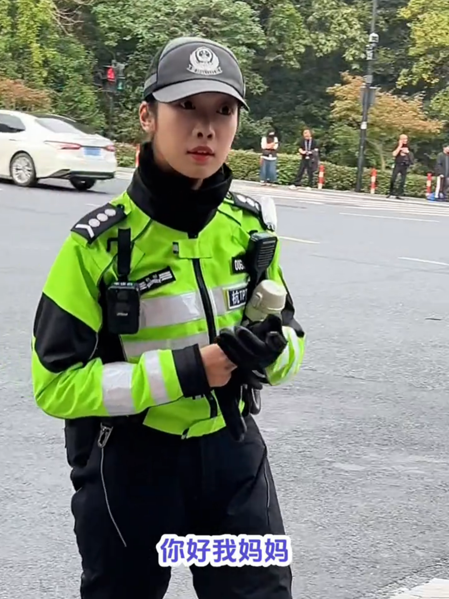一位北京的阿姨对兔子警官一眼万年 成为了铁粉😁#李语蔚🇨🇳 #杭州🇨🇳