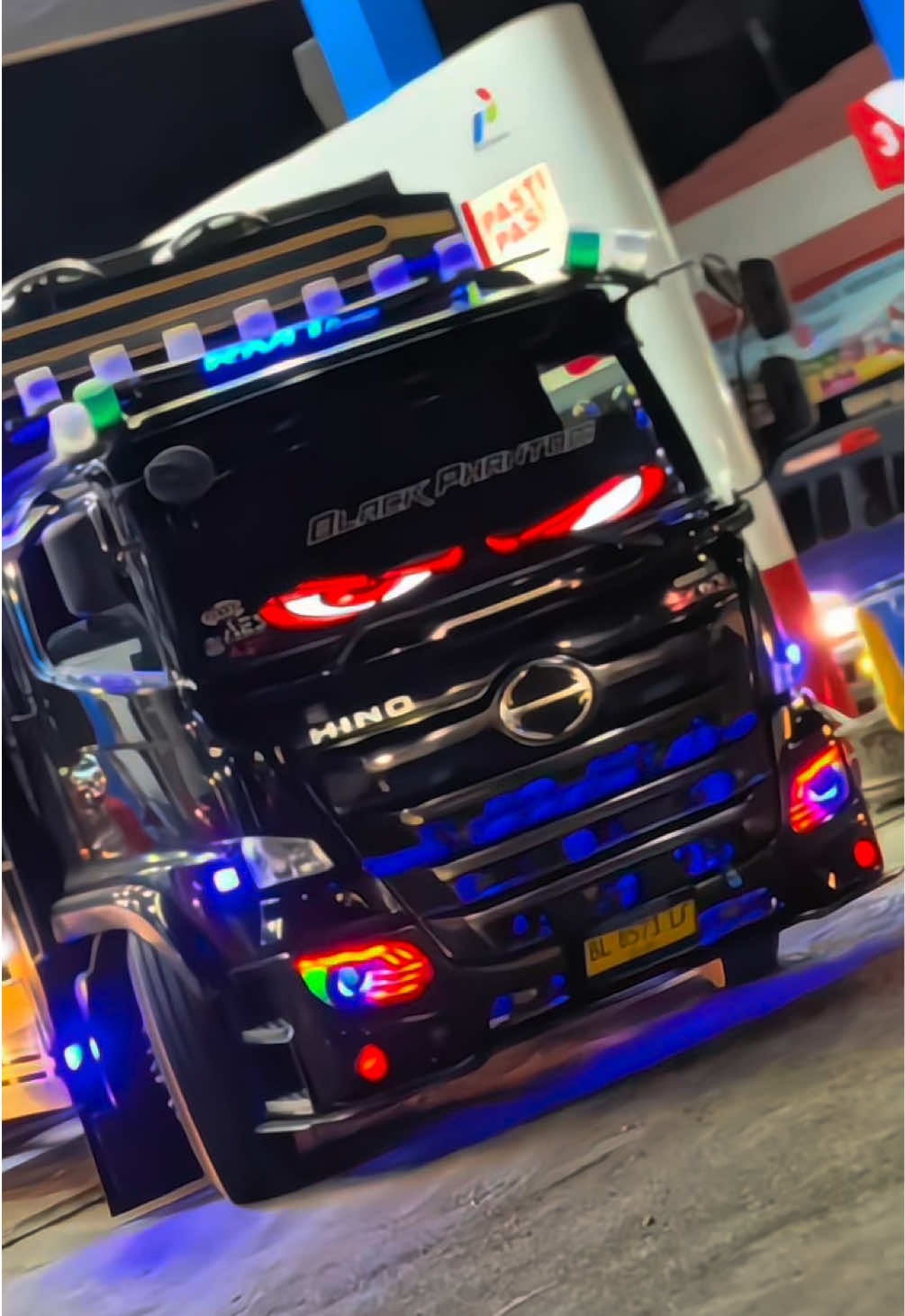 HinoGacor 🤙🏼🔥#fyp #trukaceh #stylesumbar #blackphantom #RMTgroup @Tokber88 @Nanda pratama46  @ishaq_M 99 