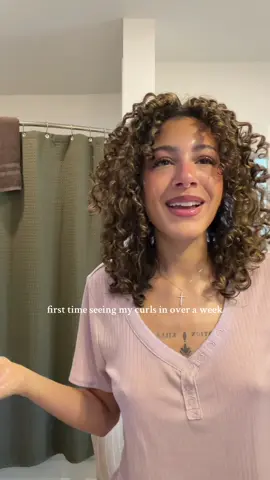 I’ve been straightening my hair so much I forgot what my curls even looked like 🥹 • • • #curlyhairroutine #heatdamagewho #day2curls #curlyhairtok #naturalhair 