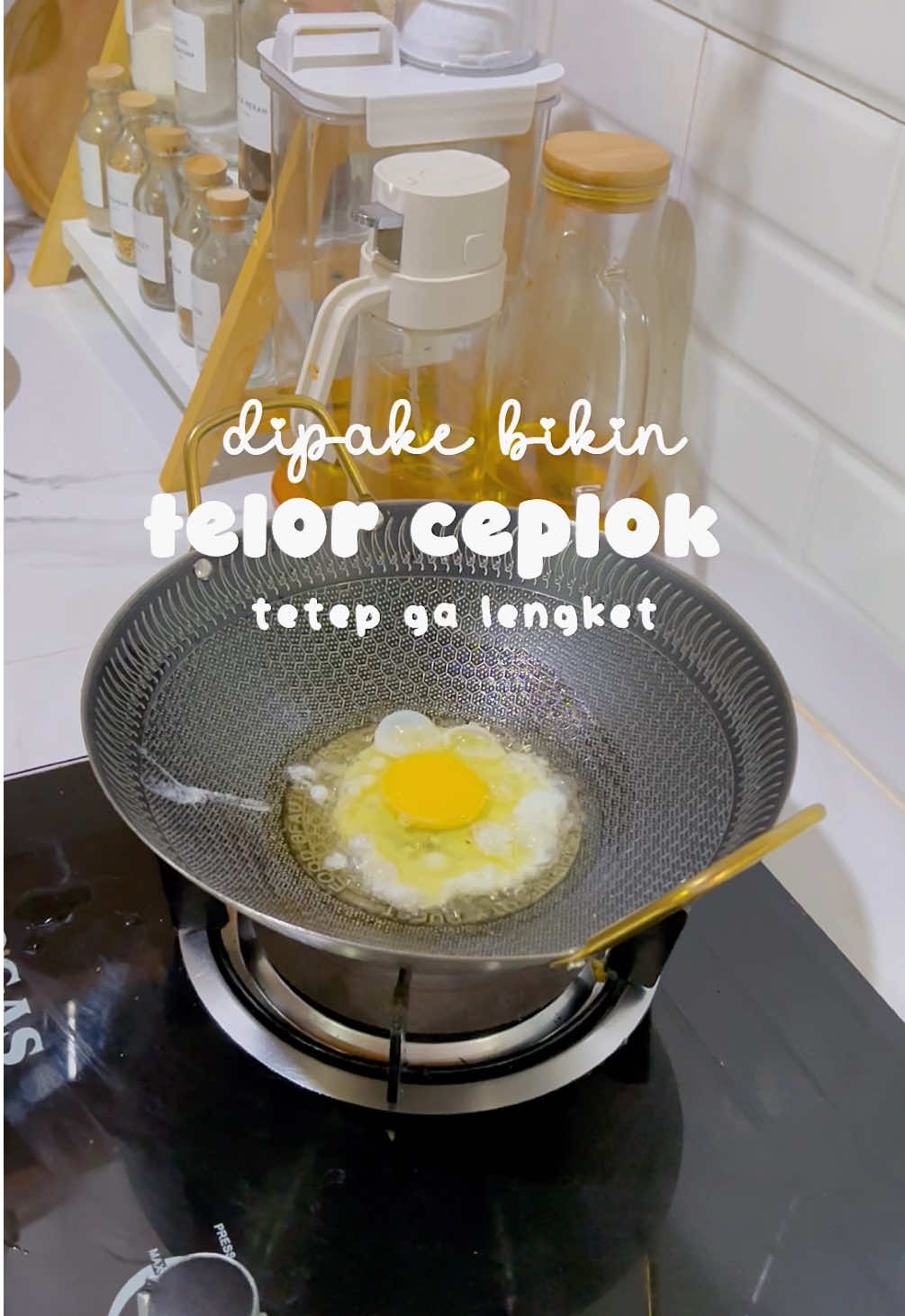 Replying to @Rahma🍁 tetep ga lengket ya buat bikin telor ceplok 😍 kuncinya jangan langsung pake api besar, pake api sedang aja biar wajan & minyak panasnya merata 👌 #wajanstainless #wajanantilengketmurah #wajanhoneycomb #tipswajanantilengket #wajanantilengket 