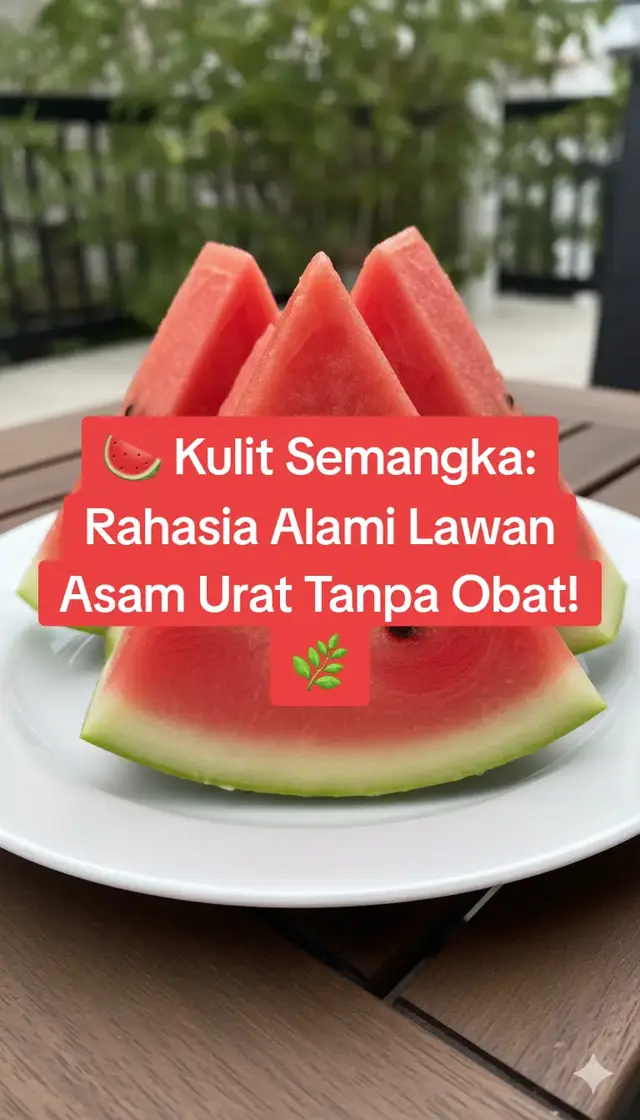 Banyak orang nggak tahu, ternyata kulit semangka bisa bantu atasi asam urat secara alami 😍 💧 Mengandung citrulline, yang bantu tubuh membuang kelebihan asam urat lewat urin 🌿 Bersifat diuretik alami, bantu ginjal bekerja lebih optimal 💪 Kaya vitamin C & antioksidan, bantu kurangi nyeri sendi dan peradangan Coba deh, rebus kulit semangka dan minum airnya rutin 2–3 kali seminggu. Cara alami, murah, dan aman buat bantu tubuh terasa lebih ringan ✨ #KulitSemangka #AsamUrat #HerbalAlami #TipsSehat #KesehatanTubuh
