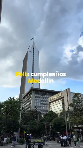 Medellín celebra 350 años de historia, transformación y orgullo. Nacimos como Villa, crecimos como ciudad y hoy brillamos como Distrito. Una historia escrita por la gente que la sueña, la trabaja y la ama cada día. #Medellín350Años #MedellínEnElMapa #Medellín #medallo #colombia 