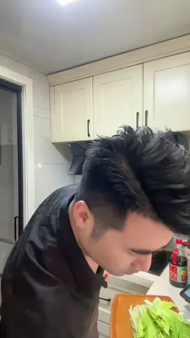 80后的大叔，已步入了中年生活，一个人吃饭，一个人工作，一个人做菜，自由和孤独都享受着，也不知道这条路要走到什么时候……#单身大叔