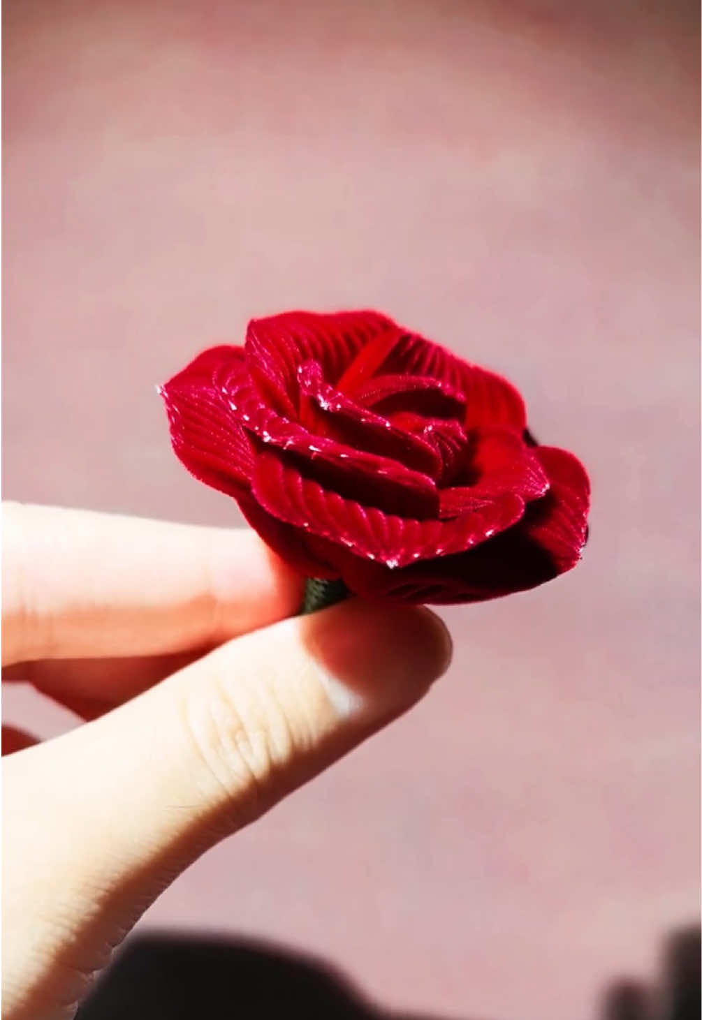 Craft a silk velvet rose for you in 7 seconds.#handmade #ronghua #velvetflowers #jewelry #hairpin 
