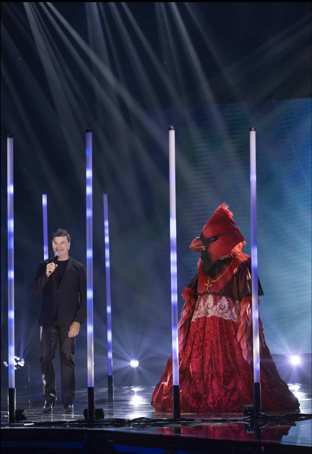 Le CARDINAL et Roch Voisine unissent leurs voix sur «I'll Always Be There», entourés de bâtons lumineux qui illuminent leur présence! ✨🎤 Ils donnent des frissons à tout le monde sur le plateau — un duo touchant, puissant et mémorable! 👯 Quel lien peut bien les unir? 🧐 ⎯⎯⎯⎯⎯⎯⎯⎯⎯⎯ 🎭 Chanteurs masqués 📺 Dimanche 19h | TVA et TVA+ #ChanteursMasqués 📸 Eric Myre