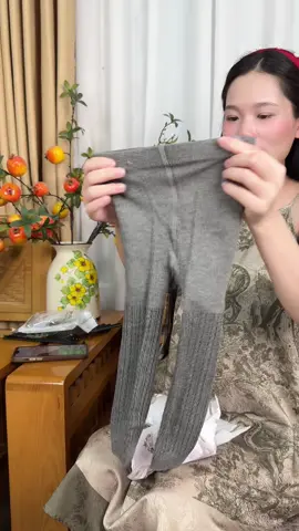 Chất len xịn lắm các mom ơi. Quần tất len bé gái 