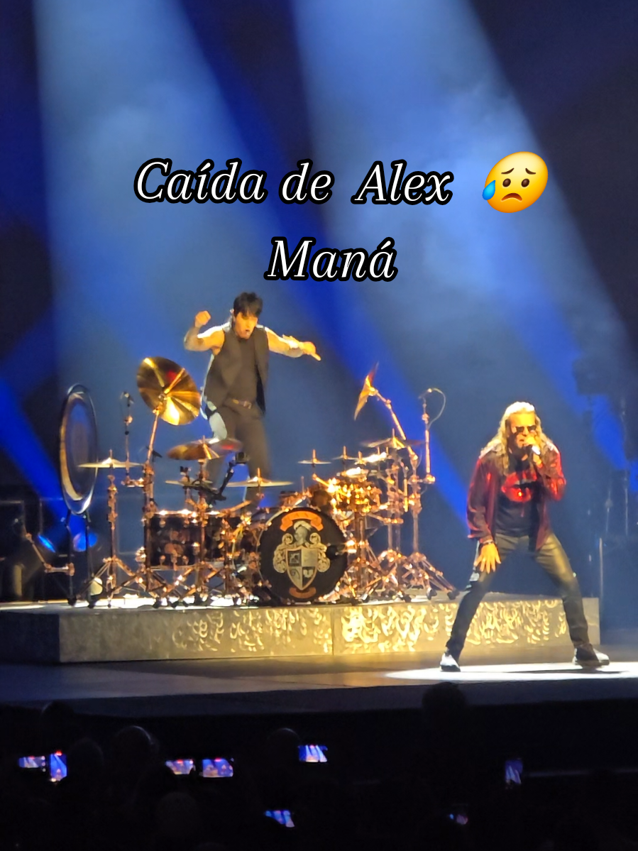 Se cayó Alex  pero se paró como el fregón qué es para la batería 🫶#mana #concert #alex #baterista #vivirsinaire 