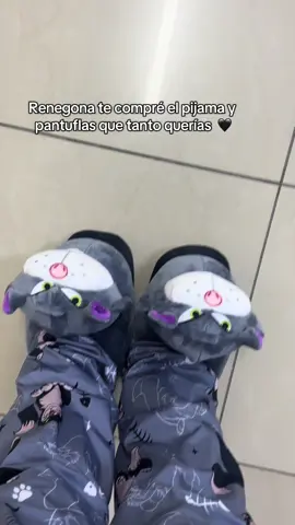 Te compré el pijama y pantuflas que tanto querías renegona 🥹🖤. Pedidos : 916-372-752  #gatolucifer #gatocenicienta #gatorenegon #pantuflaslucifer #pijamaslucifer 