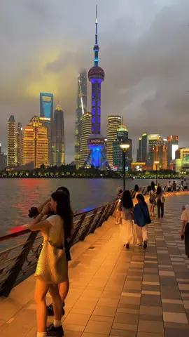 Avoiding the crowds of the Bund, I prefer the tranquility and openness of the North Bund. Here, the dazzling skyline of Lujiazui seems to unfold before you, a private expanse without congestion. #BundNightView #Shanghai #NorthBundNightView #FindingChina 'sMostBeautifulCities #CityNightView 
