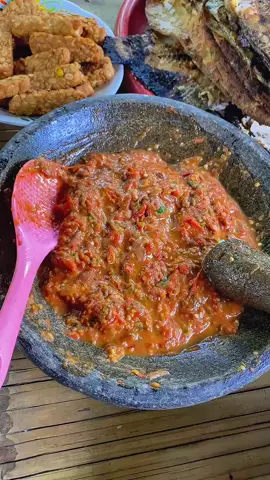 ngaliwet masakan Sunda mirasa sareng belum lauk,sambel medok sareng lalapan dn lauk asin tong poho nasi liwet tentunya...#sedikitkurangbanyakhabis #masakansunda #makanviral  #makanbersama 