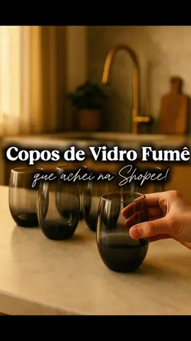 🥂 Copos fumê: elegância em cada detalhe! ✨ #MesaPosta #CopoFumê #Decoração #Estilo #CasaChique 