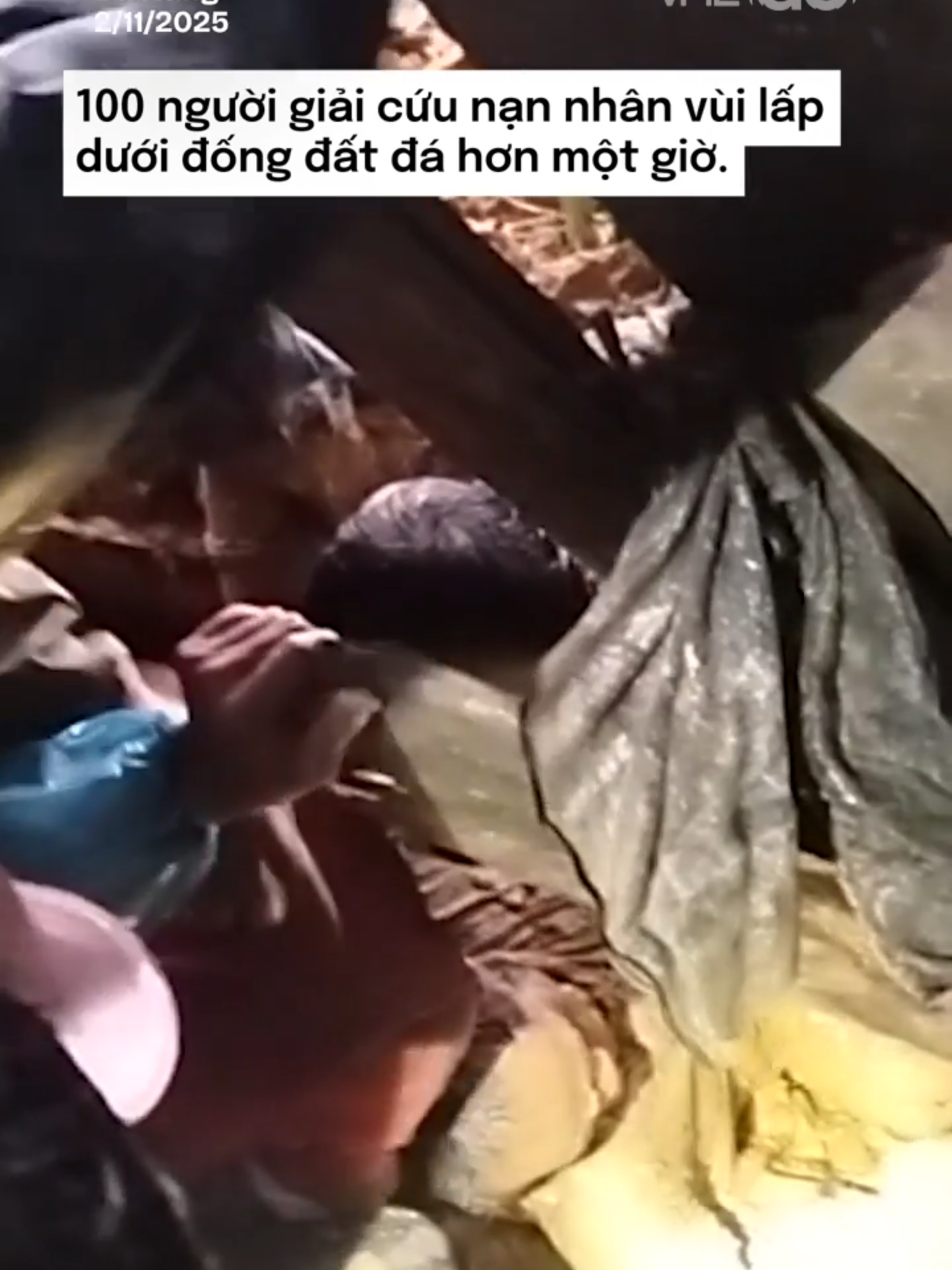 Sau hơn một giờ bị vùi lấp trong vụ sạt lở 6 căn nhà, người đàn ông 38 tuổi được giải cứu, toàn thân phủ đầy bùn đất, trong tình trạng yếu ớt. #tiktoknews #vnexpress #vne #vnego