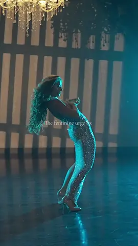 To fully embrace your femininity, softness, power and move like yourself 🤍 #dancer #feminineenergy #feminineurge 