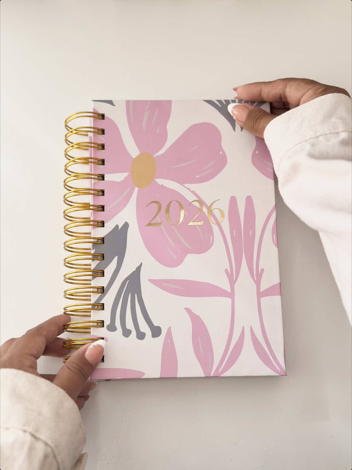 !Preventa Agenda 2026 está aquí! Tendremos 10 agendas para entrega inmediata que se enviarán a partir de este miércoles 5 de noviembre 🌸  Una vez acabadas estas 10 agendas podrán pedir con el precio preventa hasta el 11 de noviembre y estas serán enviadas el 8 de diciembre 🩷 •Con acabado foil en la pasta •Pasta dura •Doble arillo con ese toque tan único en color dorado  •Agenda semanal  •Hoja con bolsillo •Hoja de datos personales  •Hoja de contactos  •Hoja con espacio visión board  •Hoja de calendario 2026 •Portadas únicas y coloridas de cada mes  •Calendario mensual  •Lista de tareas personales y profesionales  •Días del mes con espacio para escribir  •Hoja de finanzas  •3 hojas de puntos para anotaciones libres  Disponible yaaa 🎀