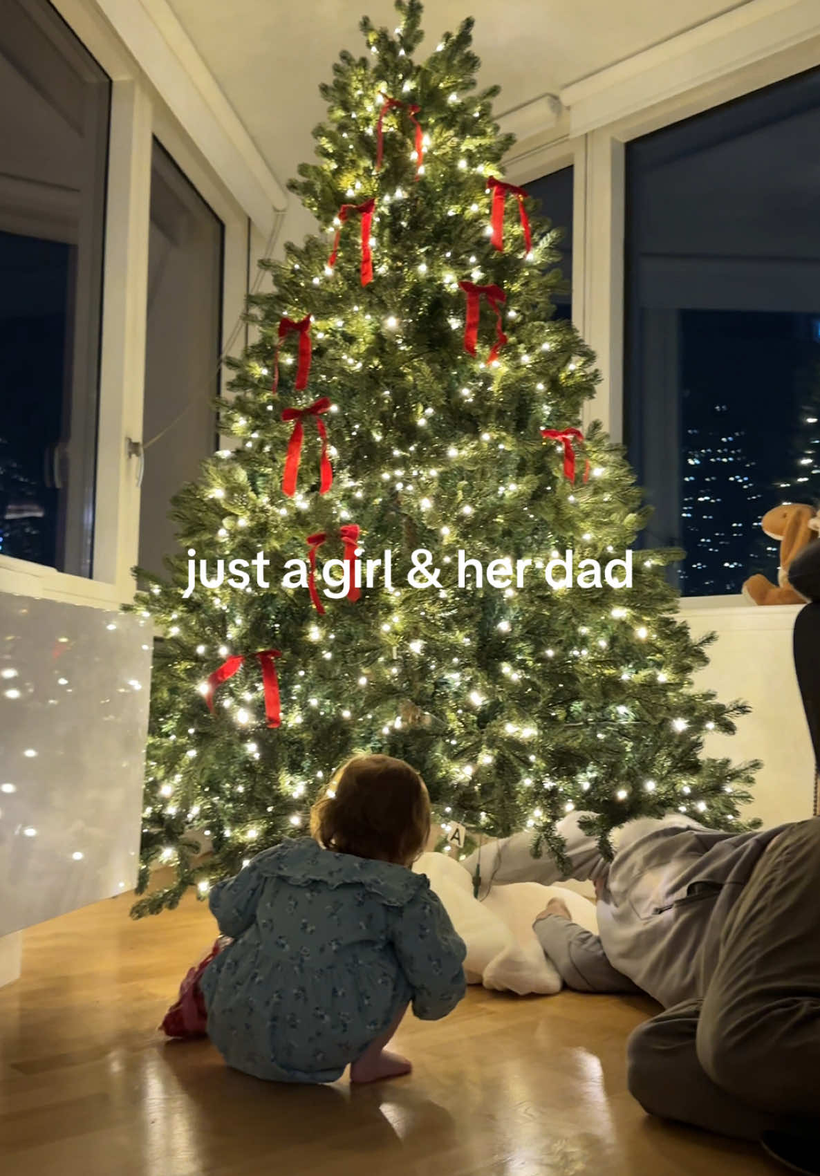 She loves him so much 🤍 #girldad #babygirl #daughterlove #dadanddaughter #toddlersoftiktok 