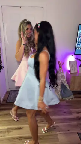 princess & the pauper 👑🌸🦋 @Jarahhigbee @windsorstore #windsorstoreambassador #princessandthepauper #princessandthepauperdress #princessandthepaupercostume #halloweencostume #halloween #halloweenduocostume #blondeandbrunette #blondeandbrunettebesties #blondeandbrunnetteduo #princess 