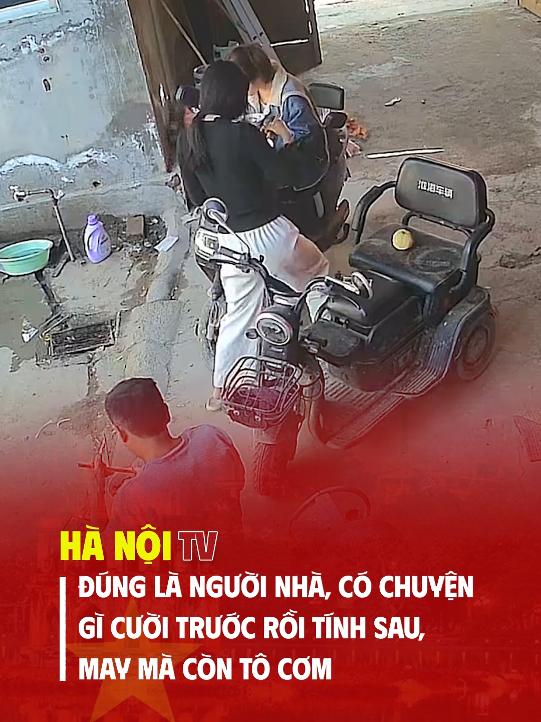 đúng là người nhà, có chuyện gì cười trước rồi tính sau, may mà còn tô cơm