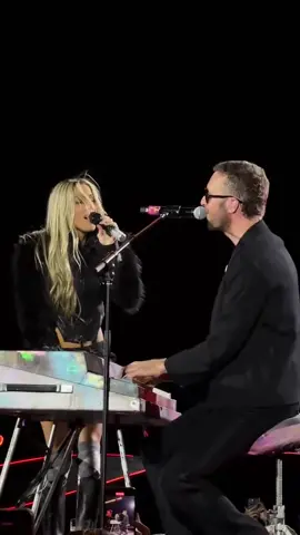 🥹¡Este momento! Chris Martin presente en Tecnópolis para cantar “We Pray” junto a @TINI 🎹🎶