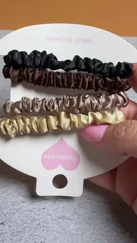 “Ligas elegantes que no maltratan tu cabello 💕✨”#CuidadoDelCabello #AccesoriosBonitos #EstiloMinimalista #LigasDeSaten #TendenciaFemenina     