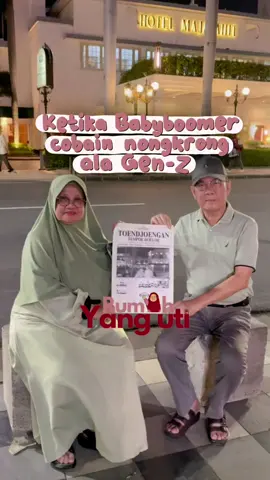 Nongkrong ala Gen Z? Gas! 😎 Meskipun jadi yang paling tua di Tunjungan tapi jiwanya tetap muda 🧑🏻‍🦳🧓🏻 Mulai dari foto, jajan, sampai bayar tagihan, semua beres pakai @speedcash.indonesia 📱 Dompet aman sih, tapi badannya saja yang mulai masuk angin minta kerokan 🤧🥶😆 #SpeedCash #1KlikPay+ #babyboomer #babyboomers #jalantunjungan 