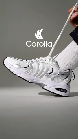 Unboxing time! 🎁 These white and blue retro sneakers feel so cool 👟💨Classic colors, clean look. What do you think of this combo? 👇#Corolla #ChunkySneakers #CorollaShoes#Sneaker#corollashoes 