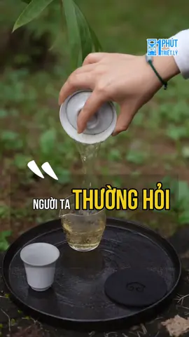 Đôi khi, niềm vui không nằm ở việc có thêm,  mà ở việc bớt nghĩ đi một chút. 🌻  #1PhutTrietLy #NiemVui #NgheThuatSong #TinhThucMoiNgay