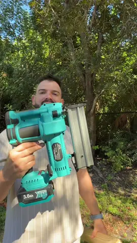 Clavadora de clavos y grapadora inalámbrica 2 en 1 Yofidra sin escobillas Incluye clavos y grapas de calibre 18, 20 V, eléctrica Clavadora para madera con 2 baterías de 3.0 Ah, incluye clavos y grapas de calibre 18, profundidad ajustable, luz LED, disparo único o por contacto. Ideal para tapicería, carpintería y bricolaje.#Yofidra #BrushlessCordless 2-in-1 #BradNailer & #NailGun & #StapleGunwith18GA Nails/Staples, 20V Electric Nailer tor Wood with 2x3.0Ah, with 18GA Nails/ Staples, Adjustable Depth, LED Light, Single/ Contact Firing for Upholstery, Woodworking, DIY