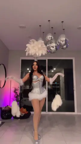 happy halloween 🤍 #showgirl 