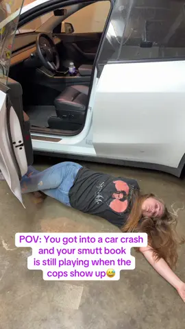 Tell hubby about the crash, not the book 😅 😅🤣🤣 #smuttok #romantasy #bookgirlies @Tony 