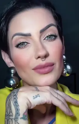 Sobre mim, todo mundo tem um discurso. Mas vestir a minha pele exige uma coragem que nem todo mundo carrega  #autoestima #reflexão #motivação #status #foryourpage 