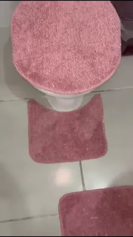 🛁 Conforto e elegância em cada detalhe! O **Jogo de Tapetes para Banheiro 3 Peças** é feito em **algodão pelúcia super macio** e com base **antiderrapante**, trazendo segurança e um toque de luxo pro seu banheiro 😍✨ #BanheiroDecorado #Conforto #TapeteAntiderrapante #CasaCheirosa #Decoração 
