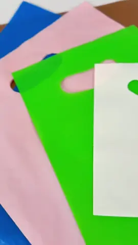 Kit  Sacolas Plasticas Boca De Palhaço Alça Vazada Diversas Cores #kitsacolas #sacolacolorida #sacolaperfumada 